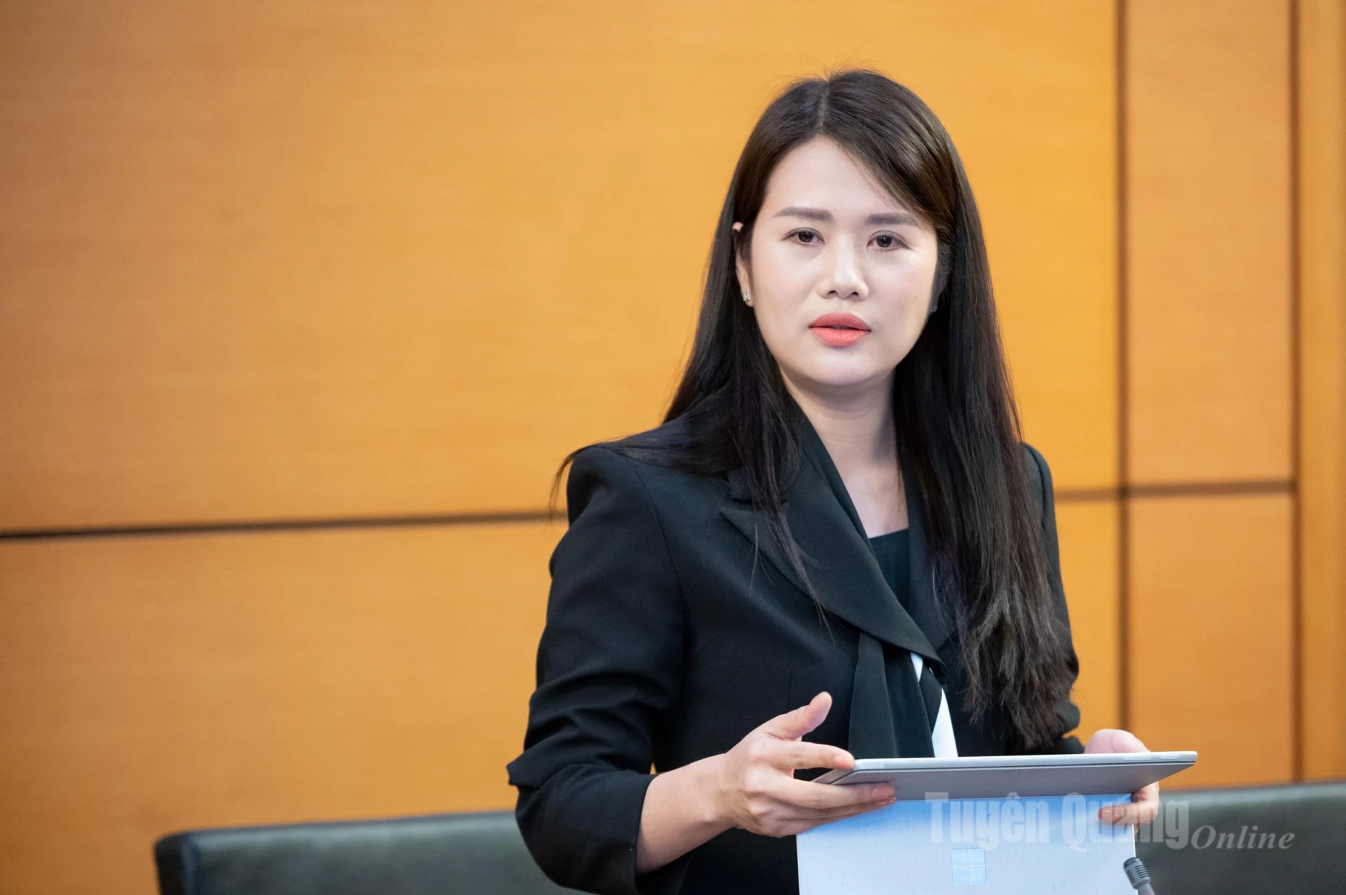 Delegaten Vuong Thi Huong talar under diskussionen.
