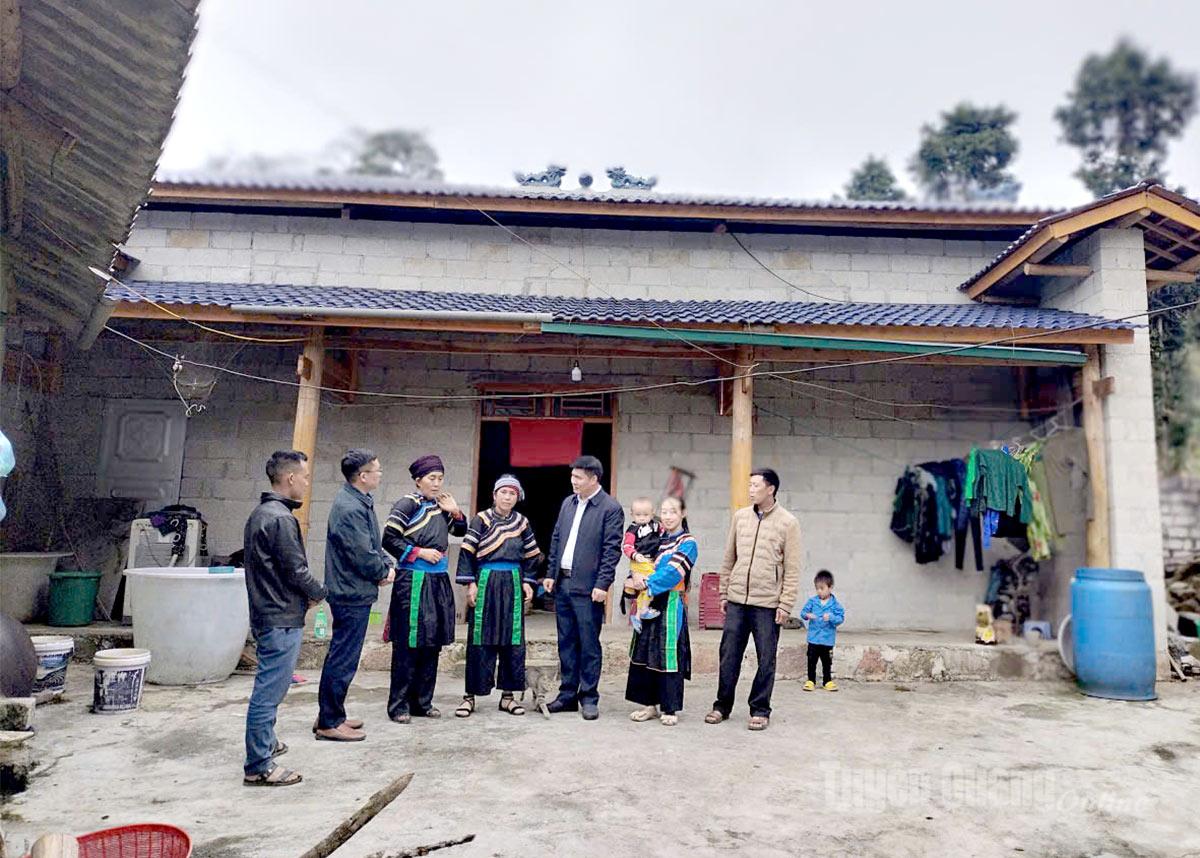 Lidé z kmene Co Lao ve vesnici Ma Che v obci Sa Phin si stále uchovávají své tradiční kroje vedle svých domů.