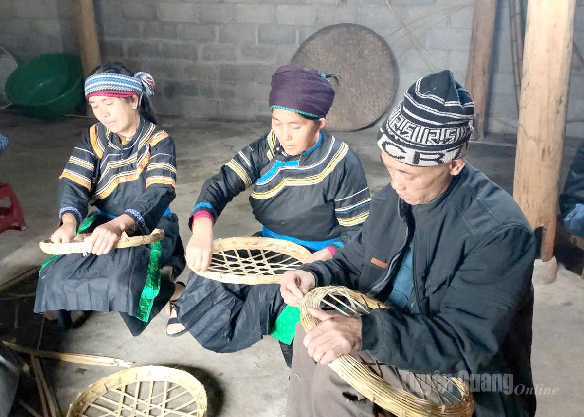 Vesnice Ma Che má v současnosti 8 domácností, které se věnují tkaní.