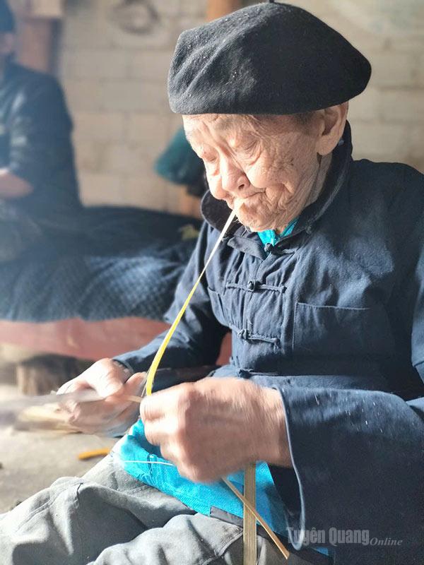 Řemeslník Van Phong Sai má přes 90 let a stále pilně udržuje tradiční tkalcovské řemeslo.