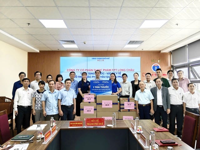 ລອງເຈົາ ມອບຢາປົວພະຍາດ 1 ໂຕນ ເພື່ອໜູນຊ່ວຍຜູ້ປະສົບໄພນ້ຳຖ້ວມຢູ່ເມືອງເຫ້ວ - ຮູບທີ 1. Long Châu trao 1 tấn thuốc và vật tư y tế hỗ trợ người dân vùng lũ tại Huế - Ảnh 1.