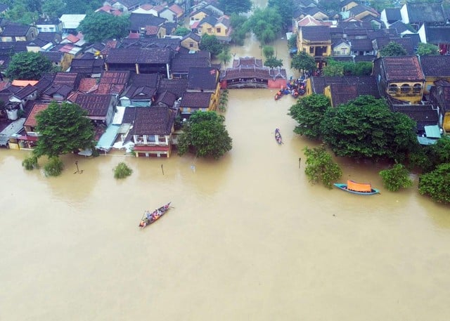 ລອງເຈົາ ມອບຢາປົວພະຍາດ 1 ໂຕນ ເພື່ອໜູນຊ່ວຍຜູ້ປະສົບໄພນ້ຳຖ້ວມຢູ່ ເຫ້ວ - ຮູບທີ 2. Long Châu trao 1 tấn thuốc và vật tư y tế hỗ trợ người dân vùng lũ tại Huế - Ảnh 2.