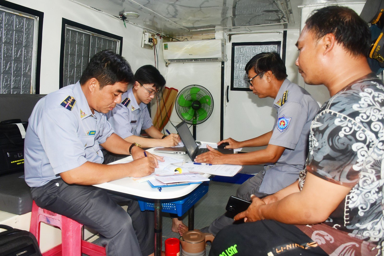 Xử lý thêm 5 tàu cá vi phạm quy định khai thác hải sản