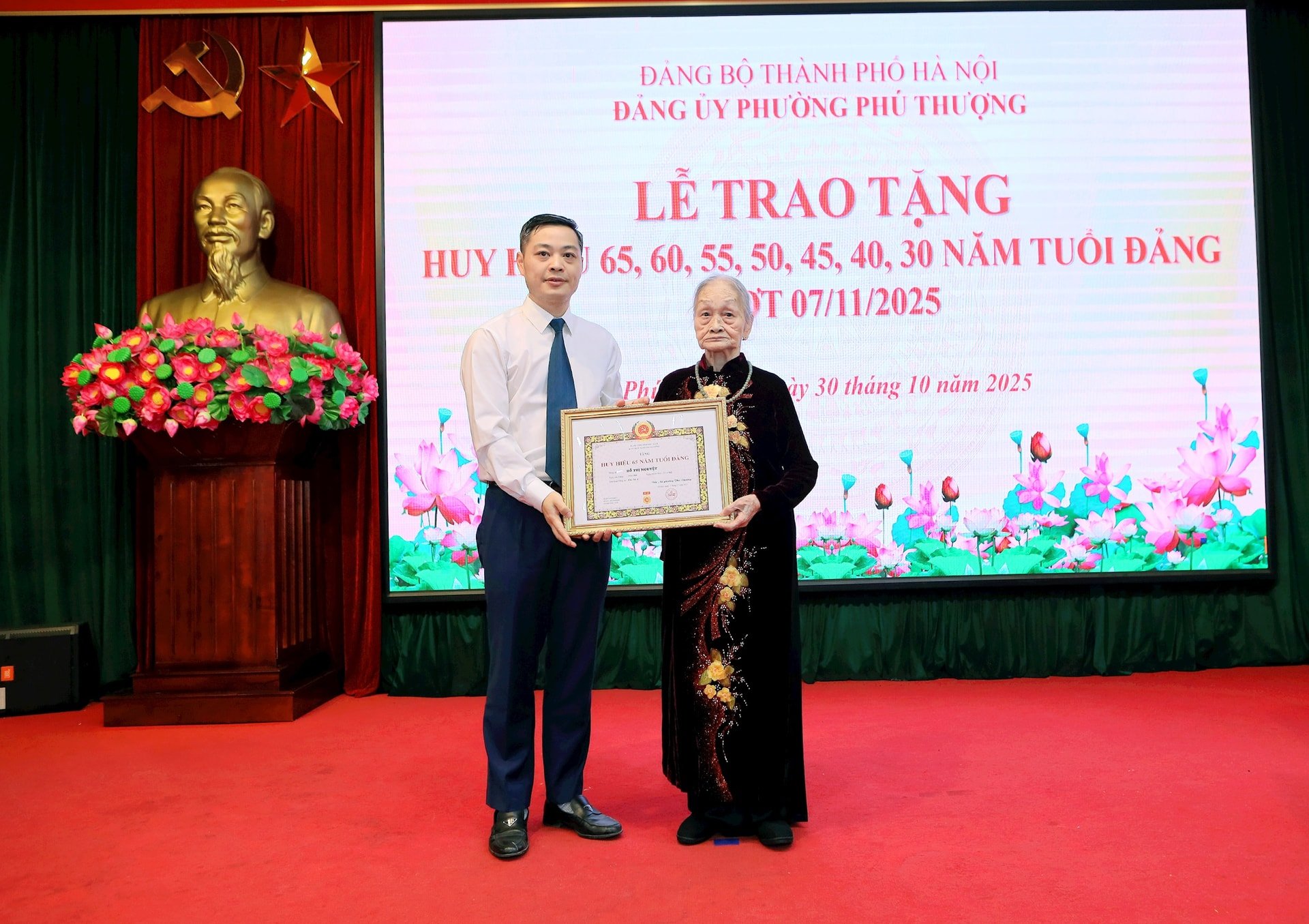 Đảng ủy phường Phú Thượng trao Huy hiệu Đảng đợt 7/11 tặng các đảng viên- Ảnh 1.