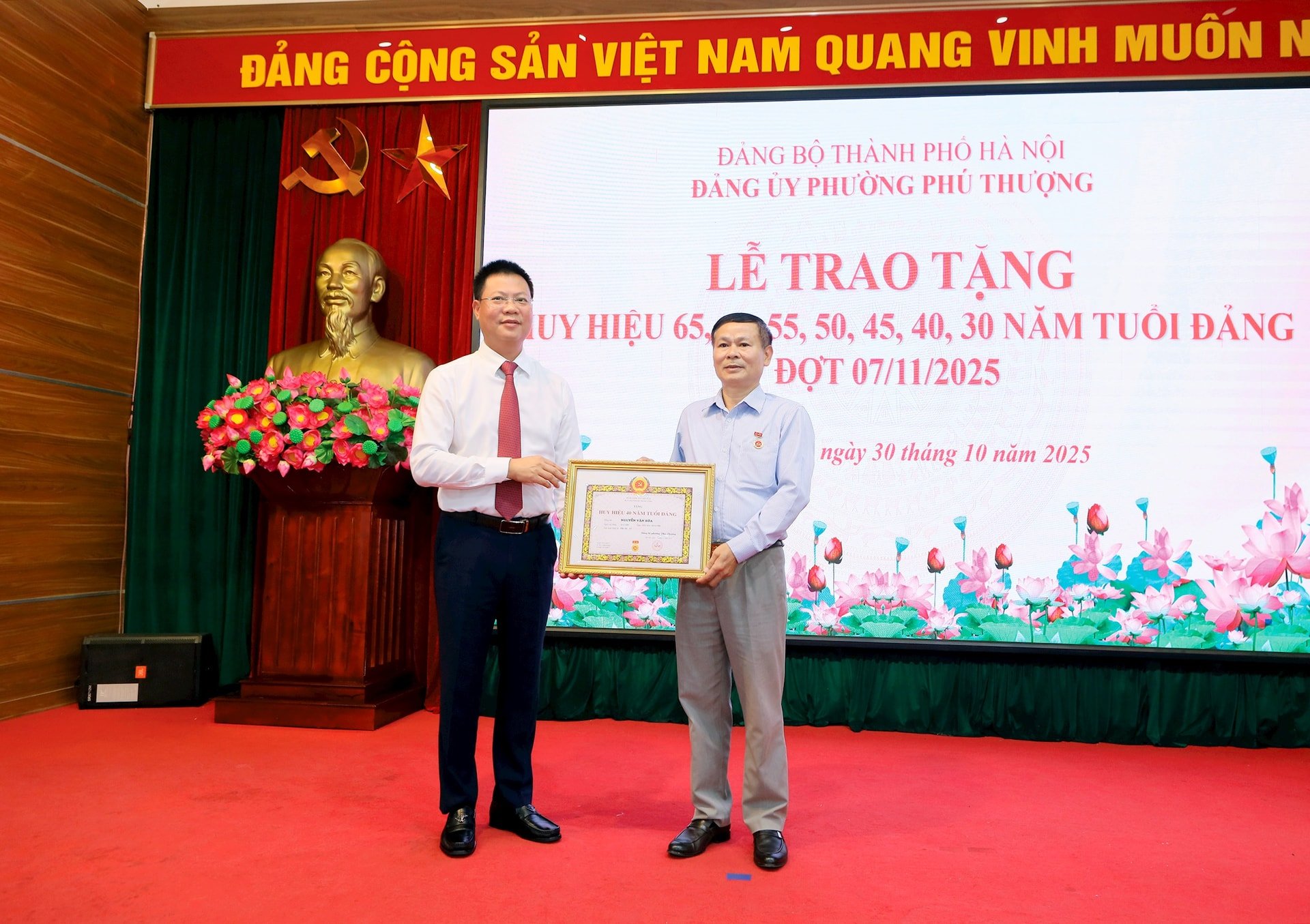 Đảng ủy phường Phú Thượng trao Huy hiệu Đảng đợt 7/11 tặng các đảng viên- Ảnh 2.