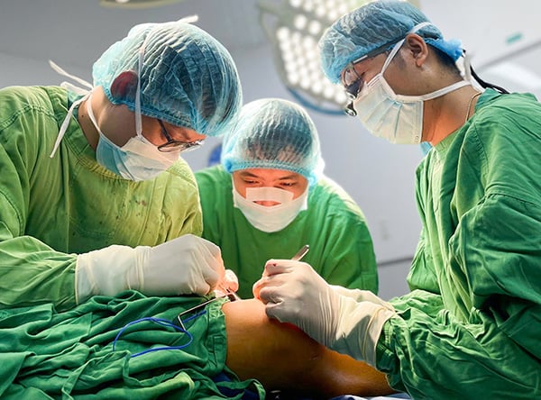 Het medische team van het Family Hospital voerde een operatie uit om de vena saphena weer aan te sluiten op het been, zodat de arm van het kind gered kon worden. Ekip bác sĩ BV Gia Đình phẫu thuật nối đoạn tĩnh mạch hiển từ chân cứu cánh  tay cháu bé.