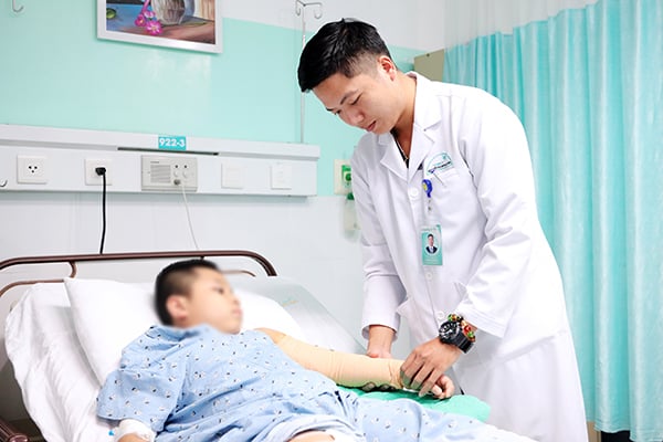 MSc. Dr. Vo Hoai Bao onderzocht de HD van het kind na 7 dagen interventie. ThS. BS. Võ Hoài Bảo thăm khám cho cháu H.Đ.D sau 7 ngày can thiệp.