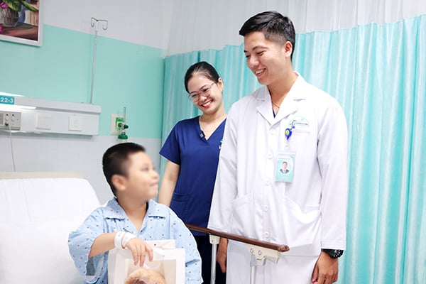 D. is gezond en ontslagen uit het ziekenhuis. Cháu D. đã khoẻ mạnh và được xuất viện.