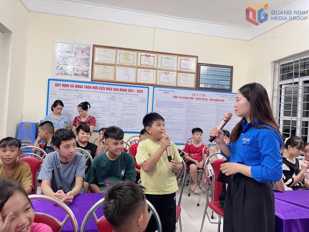 Ungdomsförbundet i Quang Ha kommun sprider kunskap till lokala barn om hur man förhindrar drunkning och handel med barn. Foto: Thu Nguyet