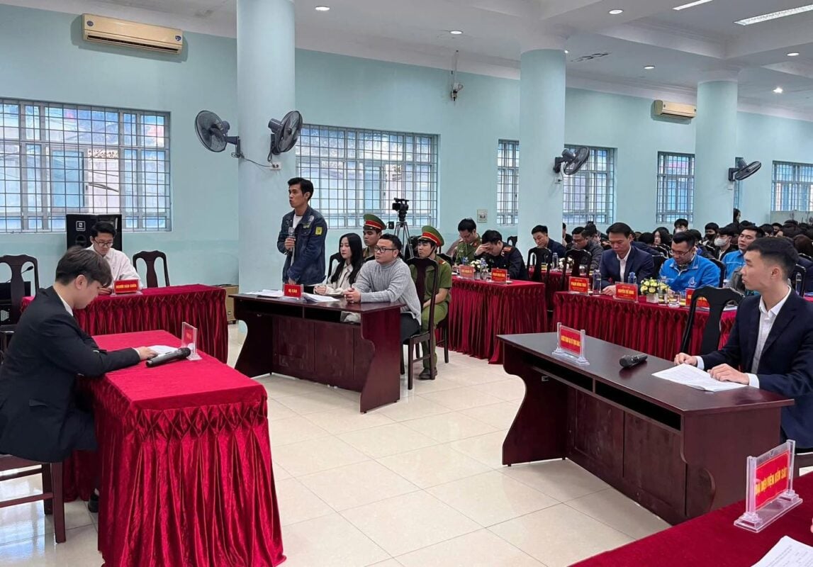 Quang Ninh Coal Union organiserade i samarbete med Ha Long City Youth Union och TKV College en skenrättegång för att sprida och utbilda om lagen om drogförebyggande åtgärder och sociala problem i februari 2025. Foto: Quang Ninh Provincial Youth Union