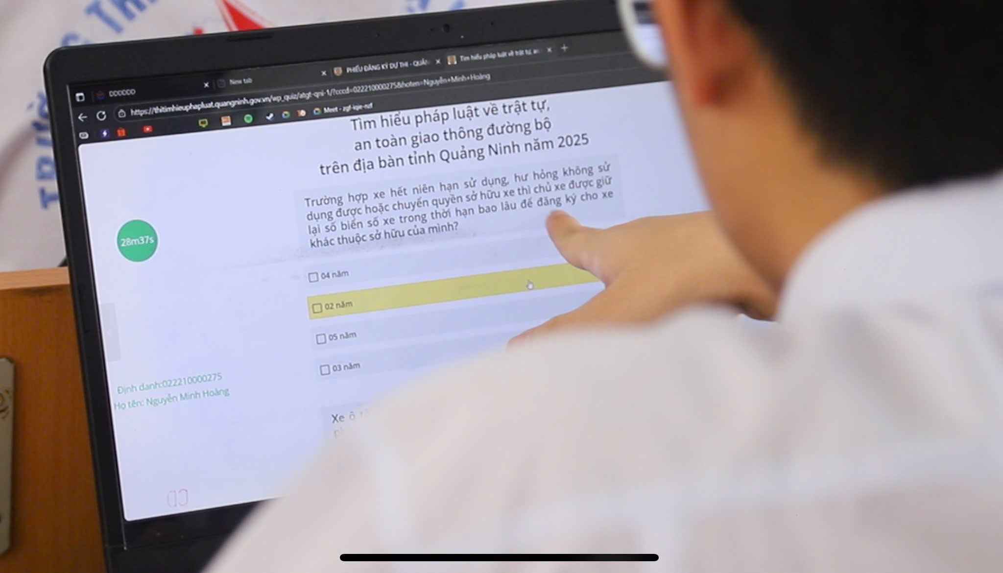 Elever från Ha Long High School for the Gifted deltar i onlinetävlingen