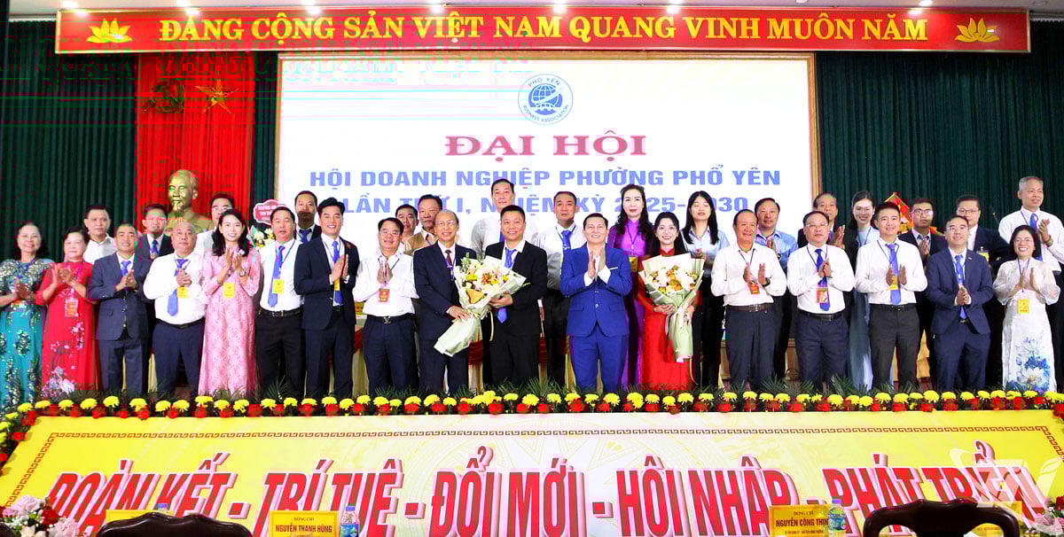 Delegates congratulate the Executive Committee of Pho Yen Ward Business Association
