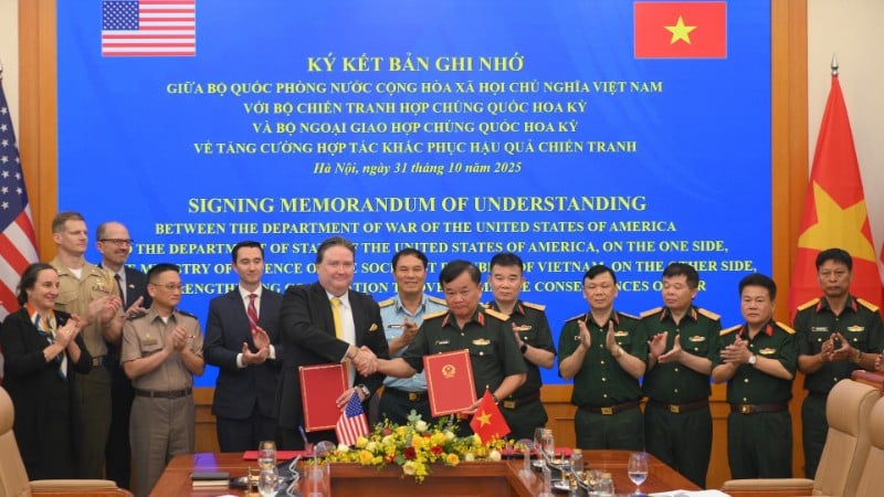 Старший генерал-лейтенант Хоанг Сюань Цзянь, член Центрального Комитета партии, член Центральной военной комиссии, заместитель министра национальной обороны и посол США во Вьетнаме Марк Эванс Кнаппер на церемонии подписания.