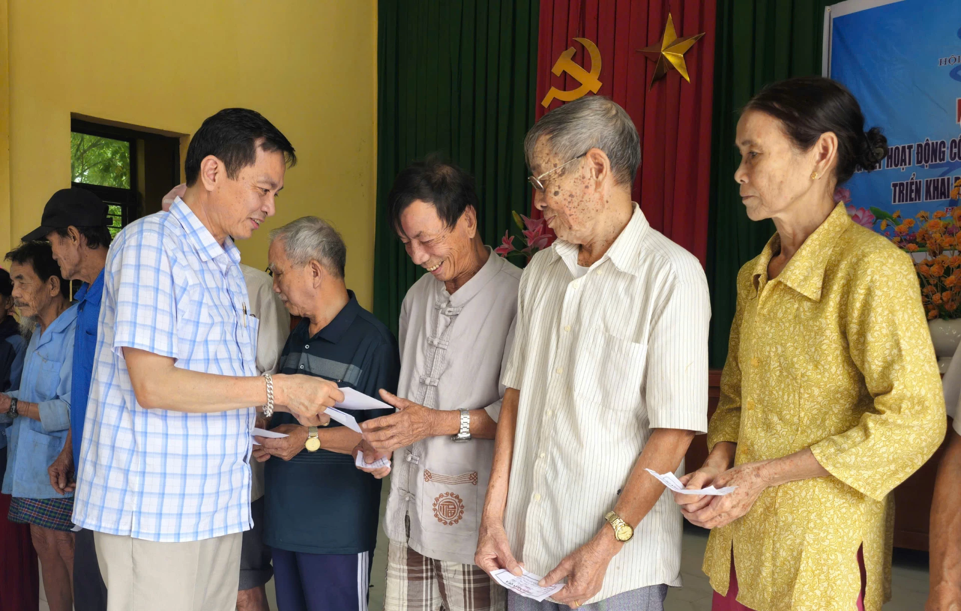 Liderii Biroului de Reprezentanță al Ziarului Nhan Dan din Quang Tri au oferit cadouri pentru a sprijini locuitorii comunei Nam Hai Lang - Foto: L.T.