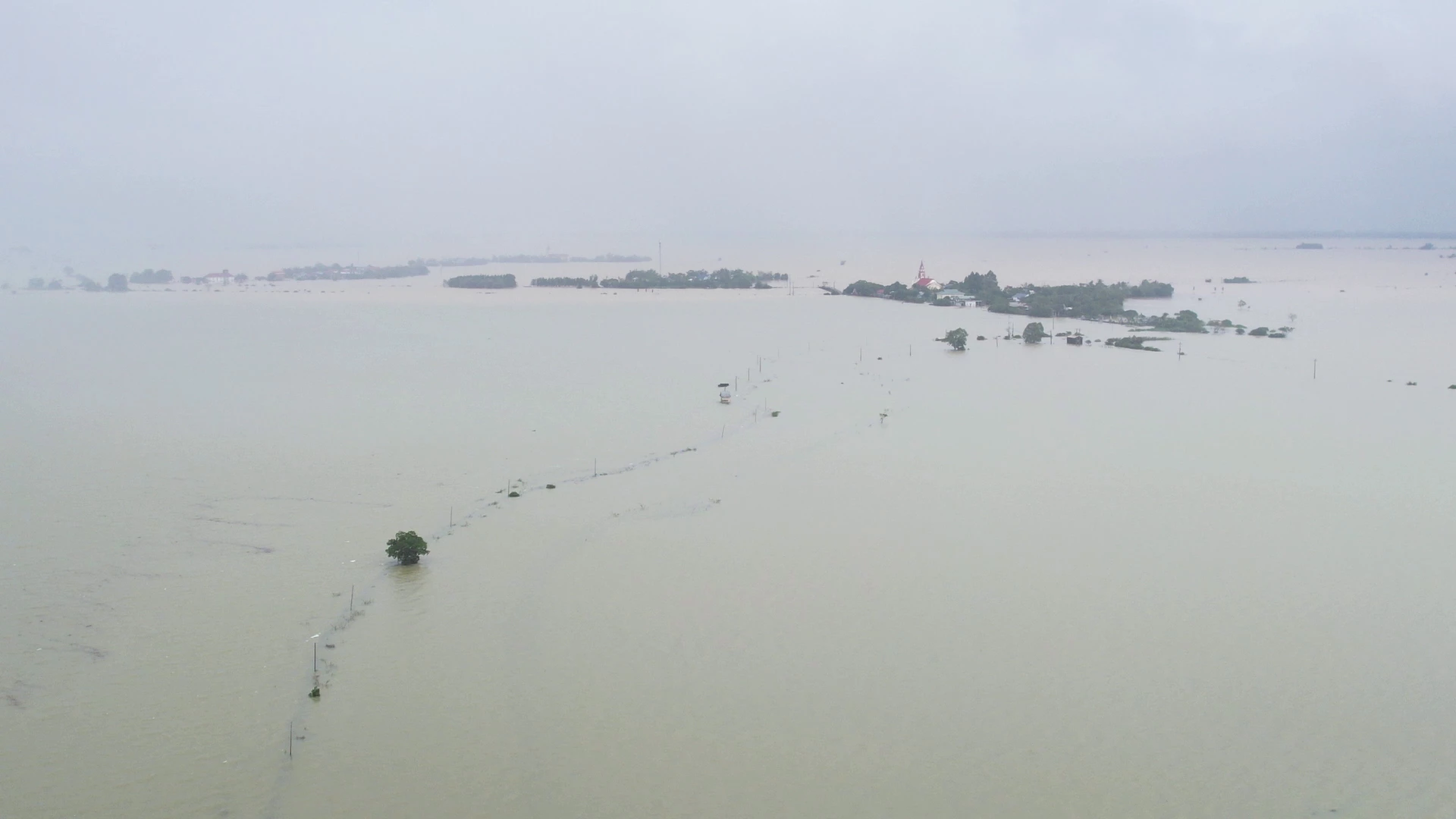 Satele din zona Cang a comunei Nam Hai Lang au fost inundate cu o adâncime de 1-1,5 m timp de mai multe zile - Foto: L.T.