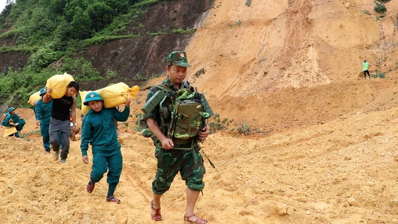 Mobilisering av maximala styrkor i Da Nang för att övervinna konsekvenserna av översvämningen - Foto 1. Huy động tối đa các lực lượng tại Đà Nẵng khắc phục hậu quả mưa lũ- Ảnh 1.