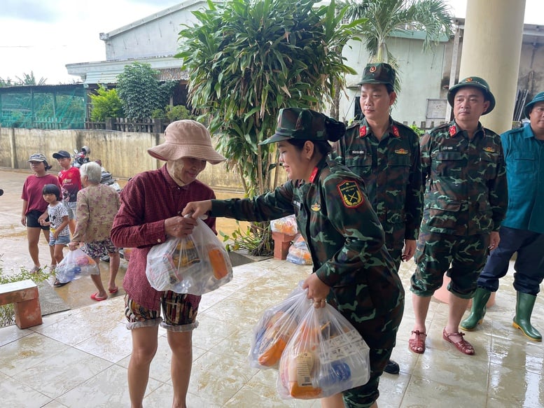 Mobilisering av maximala styrkor i Da Nang för att övervinna konsekvenserna av översvämningen - Foto 2. Huy động tối đa các lực lượng tại Đà Nẵng khắc phục hậu quả mưa lũ- Ảnh 2.