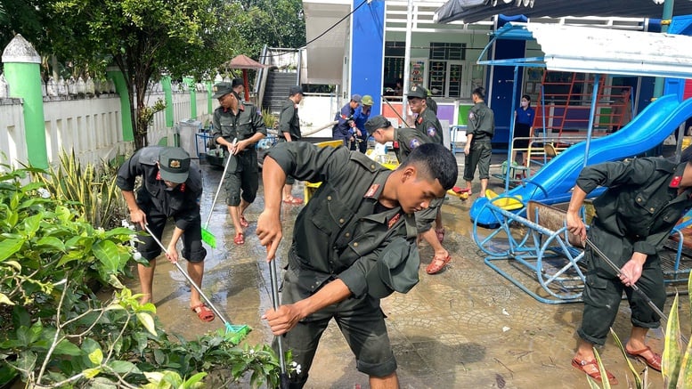 Mobilisering av maximala styrkor i Da Nang för att övervinna konsekvenserna av översvämningen - Foto 3. Huy động tối đa các lực lượng tại Đà Nẵng khắc phục hậu quả mưa lũ- Ảnh 3.