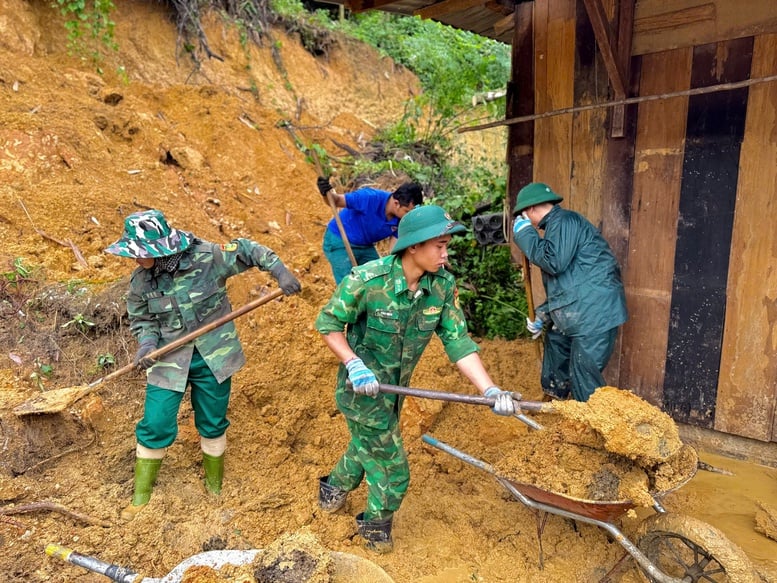 Mobilisering av maximala styrkor i Da Nang för att övervinna konsekvenserna av översvämningen - Foto 4. Huy động tối đa các lực lượng tại Đà Nẵng khắc phục hậu quả mưa lũ- Ảnh 4.