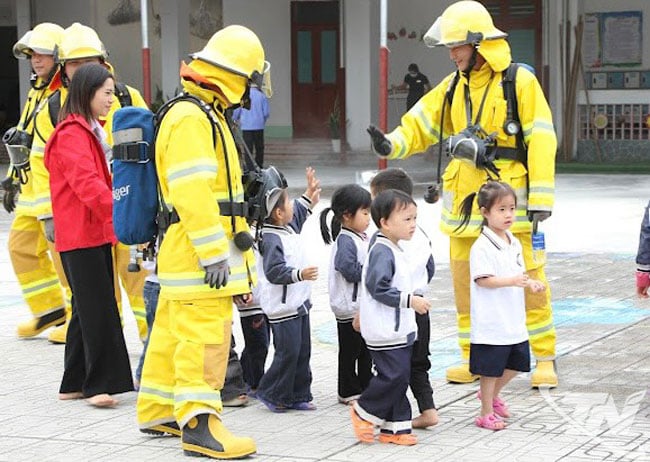 ບັນດານັກດັບເພີງ ແລະ ນັກຮຽນອະນຸບານ ກູວັນ (ຕາແສງ ອານຄານ) ພາຍຫຼັງການຊ້ອມຮົບ.