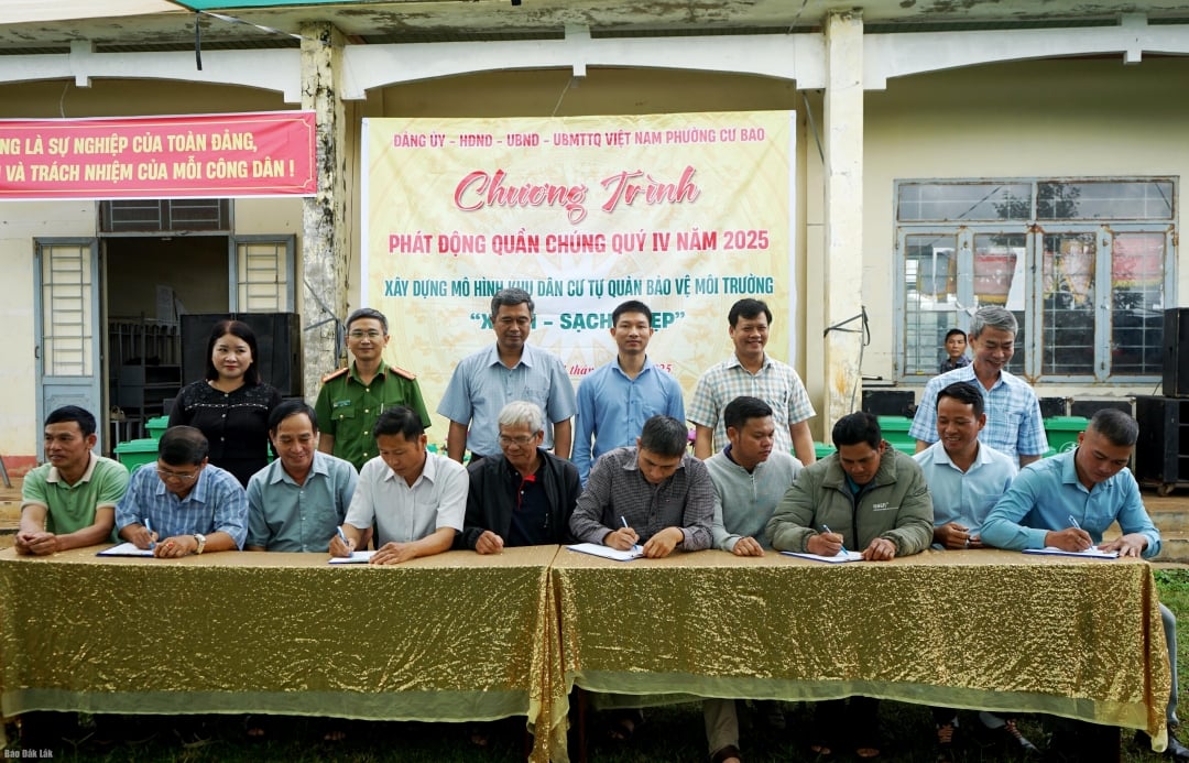 Vertegenwoordigers van het zelfbeheercomité van de dorpen en woongroepen ondertekenden een verbintenis om een model voor zelfbeheerde woonwijken te realiseren ter bescherming van het milieu: