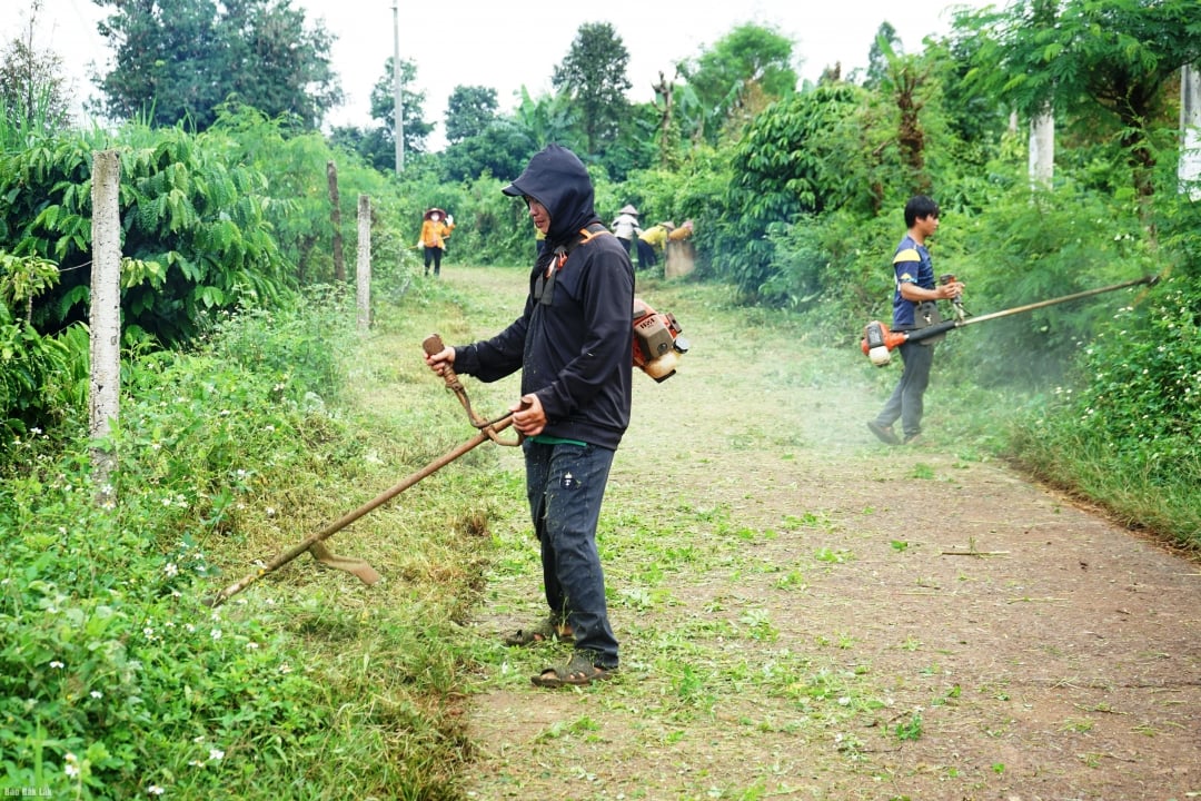 Mensen helpen mee met het opruimen van struiken en het schoonmaken van dorpswegen en steegjes.
