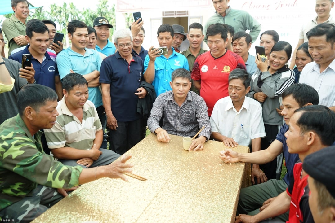 Dorpelingen wisselen grastrekspelletjes uit