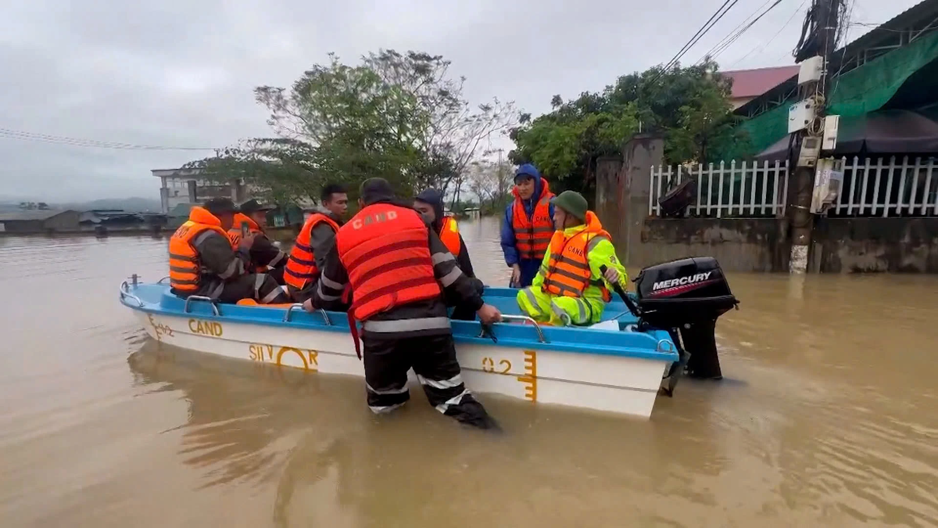 Polisi keliling bantu evakuasi warga di komune Quang Trach yang terendam banjir ke tempat aman - Foto: Nguyen Loi