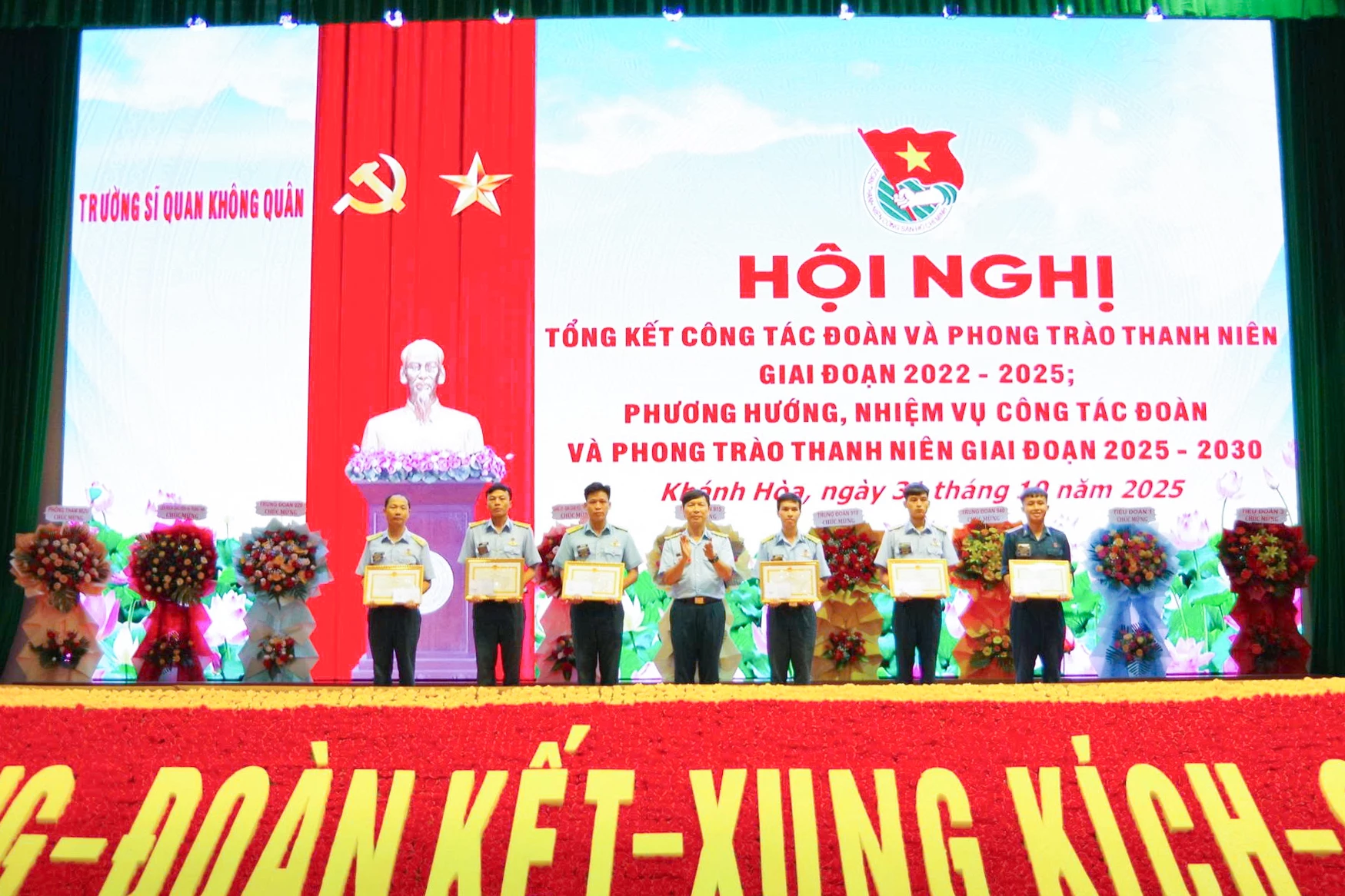 O diretor da escola premiou grupos e indivíduos que se destacaram.