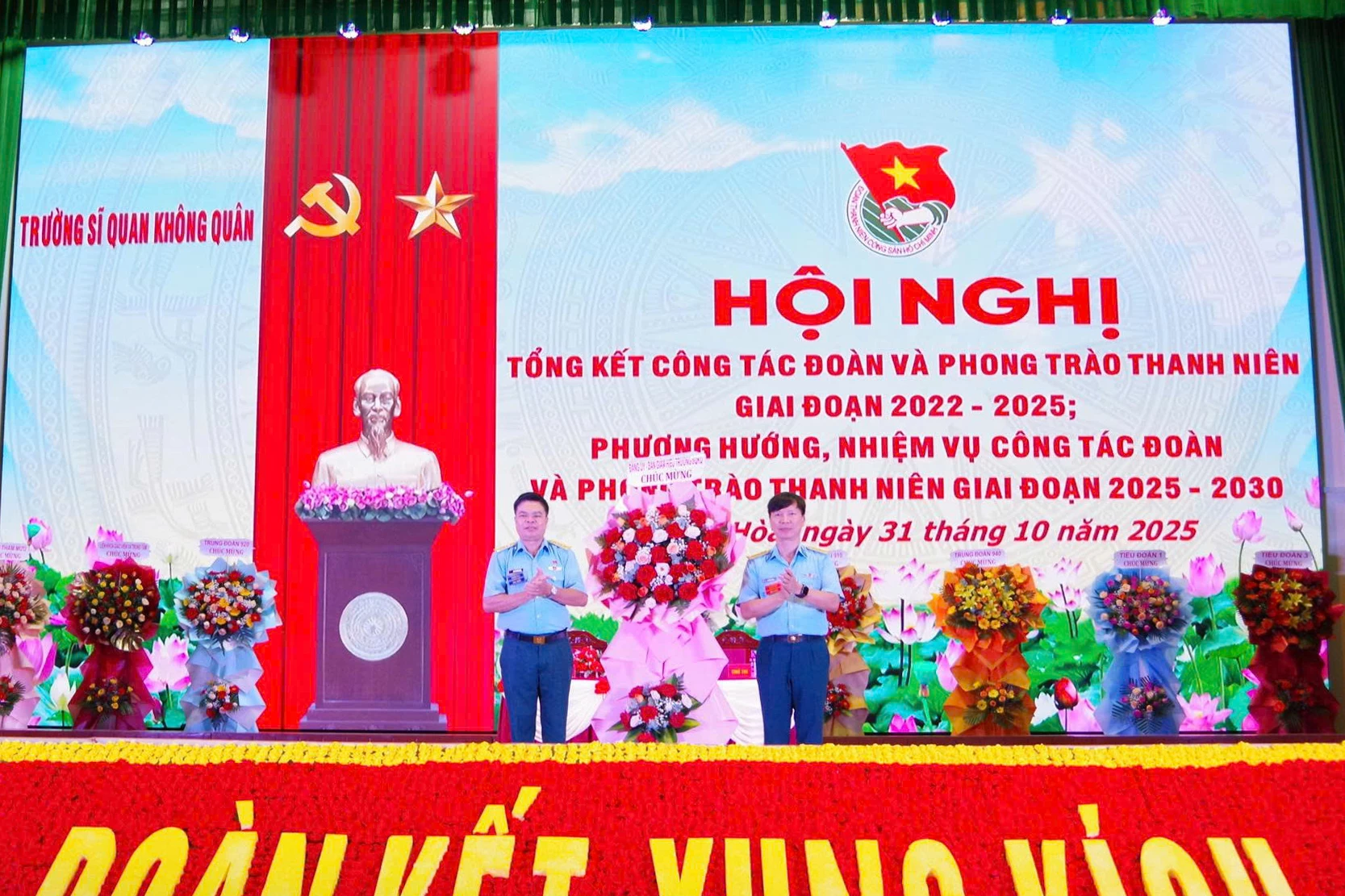 O Comitê do Partido e o Conselho Escolar ofereceram flores para parabenizar a conferência.