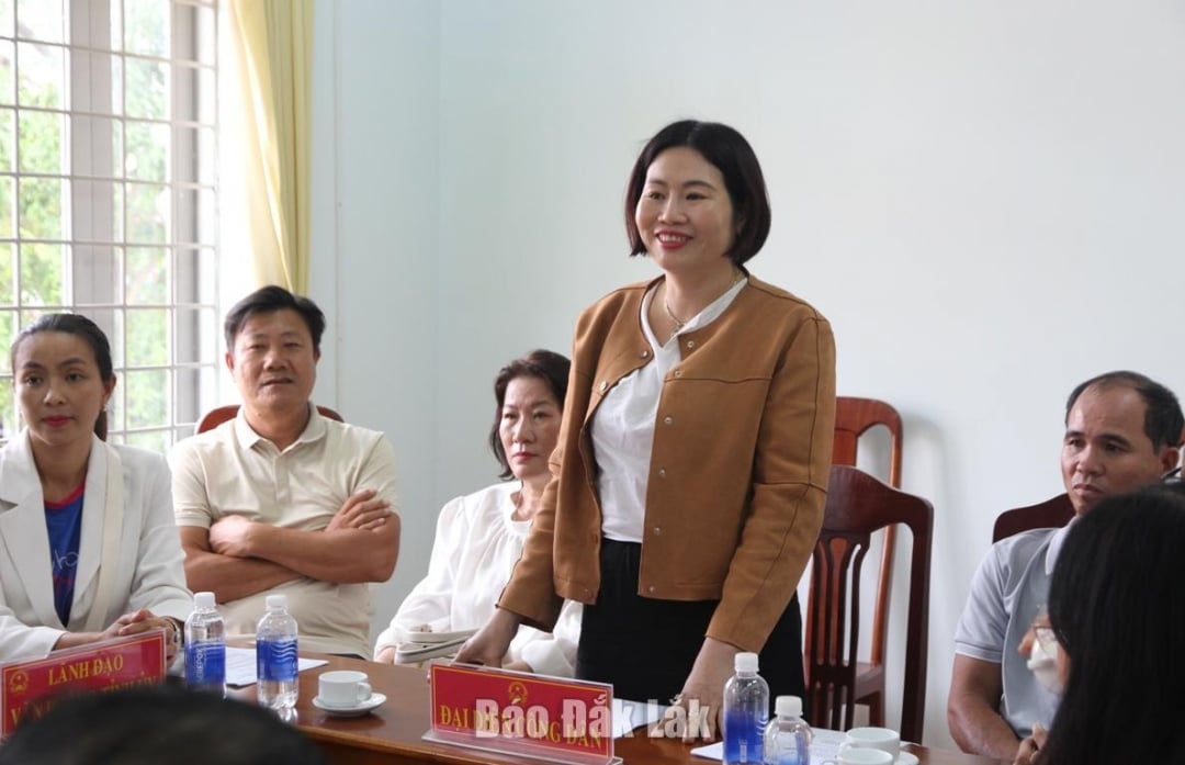 Representantes da comunidade no bairro de Xuan Dai apresentaram suas opiniões na reunião com os cidadãos.