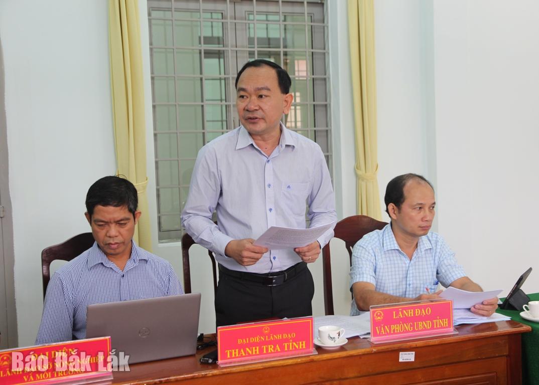 Um representante da Inspetoria Provincial responde a petições no atendimento ao cidadão.