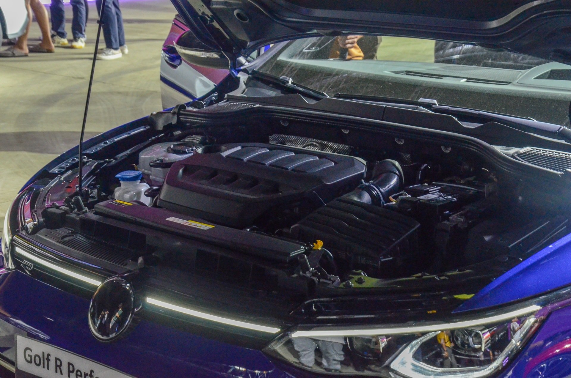 Khoang lái phong cách R