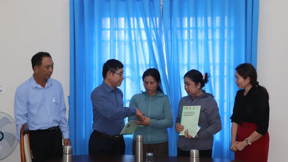 Wakil Persatuan Perikanan Bandaraya Ho Chi Minh menyampaikan wang sokongan kepada pemilik bot nelayan.