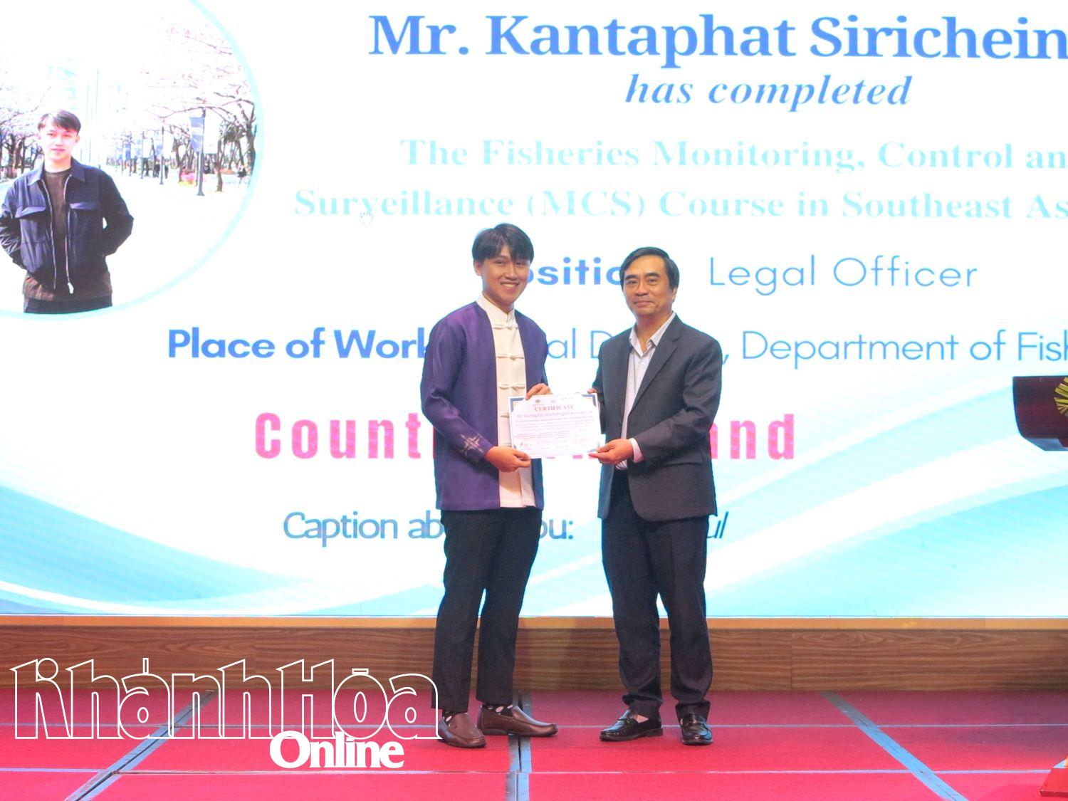 សាស្ត្រាចារ្យបណ្ឌិត Pham Quoc Hung - នាយករងនៃសាកលវិទ្យាល័យ Nha Trang បានប្រគល់វិញ្ញាបនបត្របញ្ចប់វគ្គបណ្តុះបណ្តាលដល់និស្សិត។