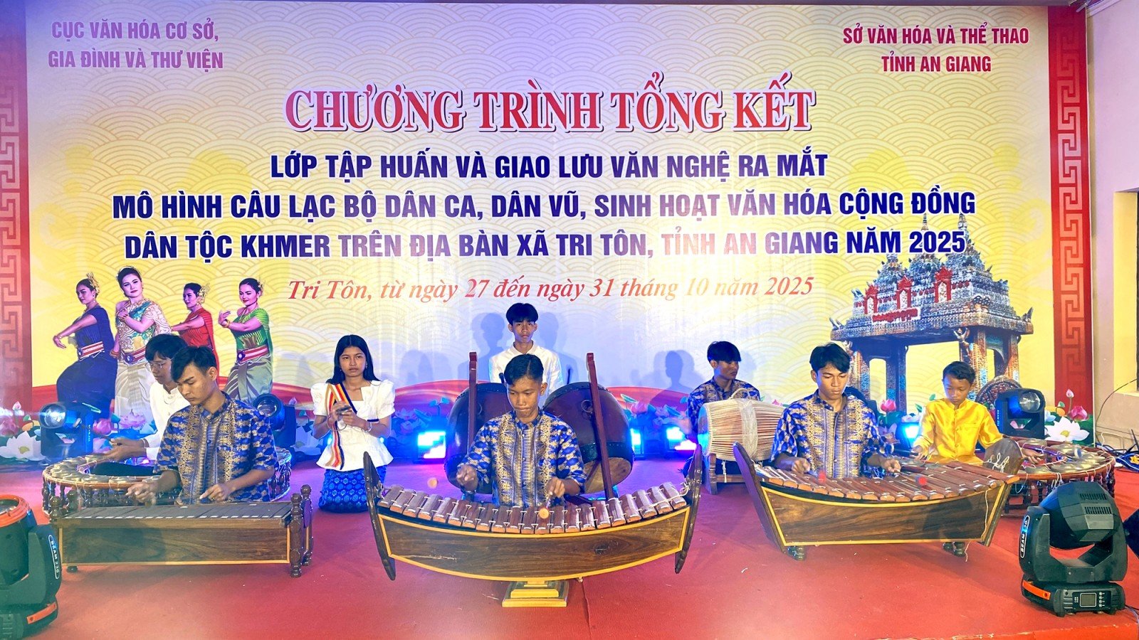 Melancarkan kelab lagu dan tarian rakyat Khmer di komune Tri Ton