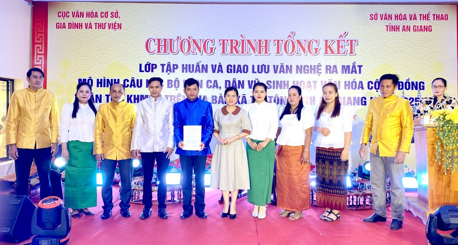 Melancarkan kelab lagu dan tarian rakyat Khmer di komune Tri Ton