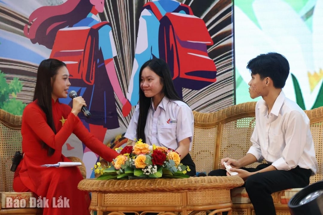 Pelajar yang menerima biasiswa berinteraksi di majlis tersebut.