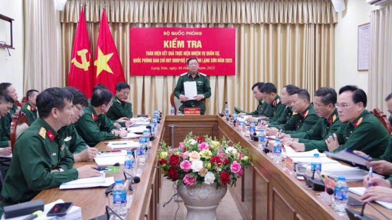 Старший генерал-лейтенант Хюїнь Чіен Тханг, член Центрального комітету партії, заступник начальника Генерального штабу В'єтнамської народної армії, виступив у Командуванні прикордонної охорони провінції Лангшон.