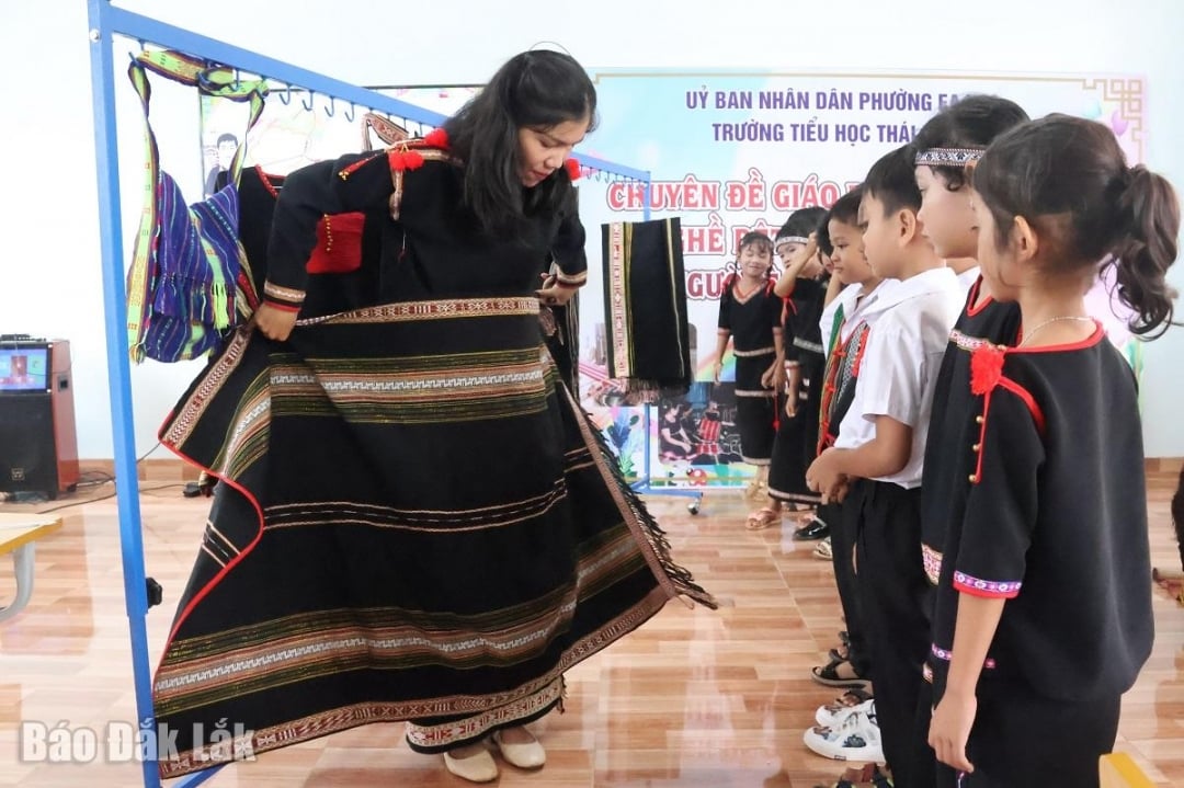 থাই ফিয়েন প্রাথমিক বিদ্যালয়ের (ইএ কাও ওয়ার্ড) শিক্ষার্থীরা থো কাপড় সম্পর্কে শিখছে