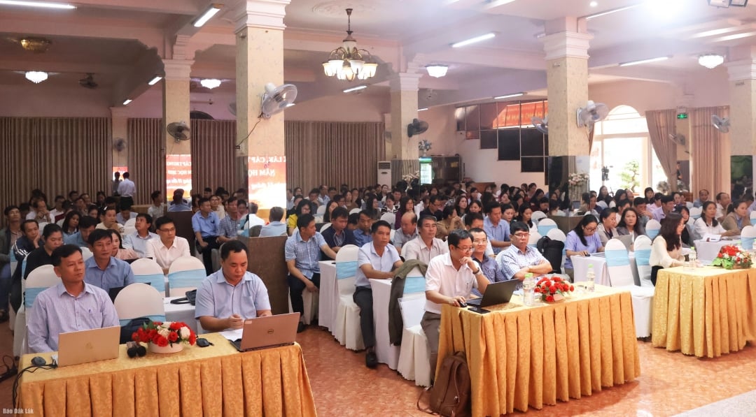 ৩১শে অক্টোবর সকালে উচ্চ বিদ্যালয়ের প্রশাসক এবং শিক্ষকরা স্থানীয় শিক্ষা বিষয়বস্তুর উপর একটি প্রশিক্ষণ অধিবেশনে অংশগ্রহণ করেছিলেন।