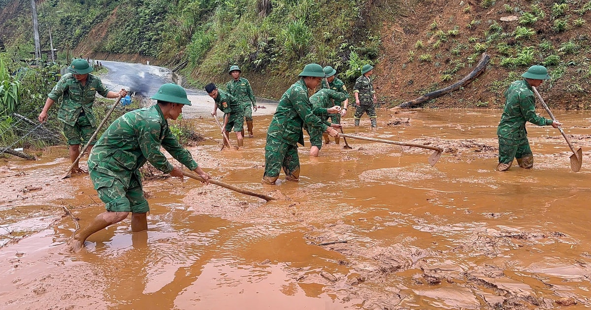Bộ đội Biên phòng thành phố Đà Nẵng chung tay giúp dân khắc phục hậu quả mưa lũ