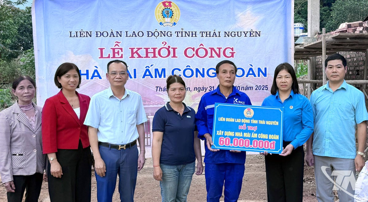 តំណាងសហព័ន្ធការងារខេត្តបានប្រគល់ប្រាក់ឧបត្ថម្ភសាងសង់ផ្ទះថ្មីដល់សមាជិកសហជីពលោក Hoang Van Nam។