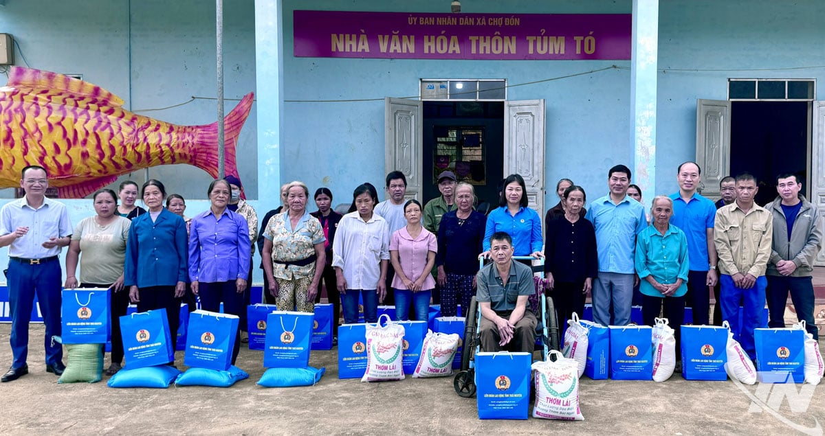 សហព័ន្ធការងារខេត្តបានប្រគល់អំណោយចំនួន៣០គ្រួសារដល់គ្រួសារក្រីក្រនិងគ្រួសារជួបការលំបាកនៅឃុំចោមចៅ។