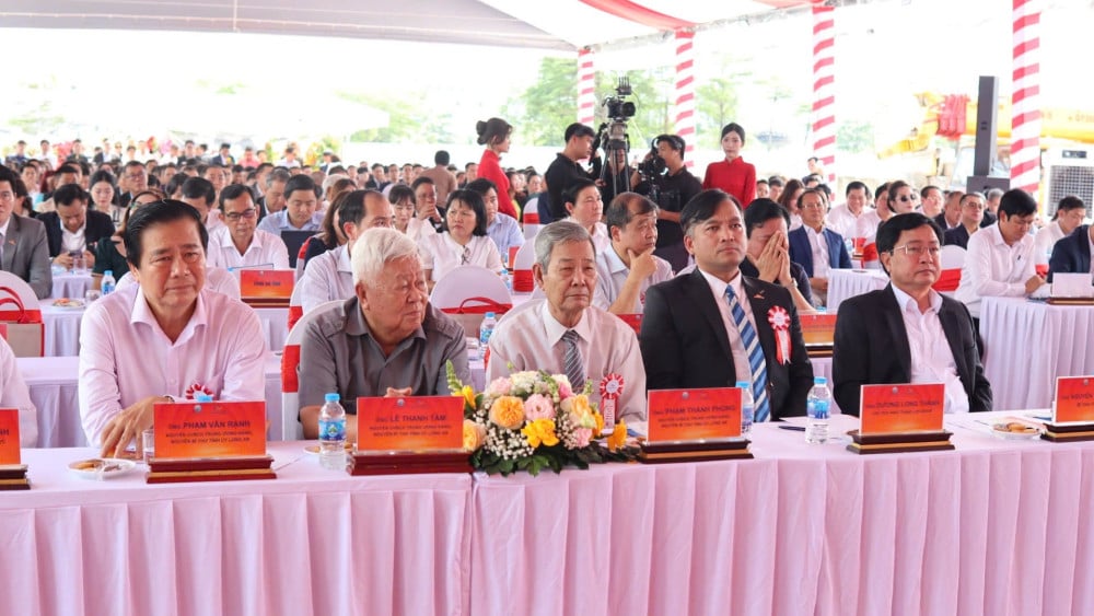 Spadtagsceremoni för stadsprojektet Binh An Duc Hoa (The Win City)