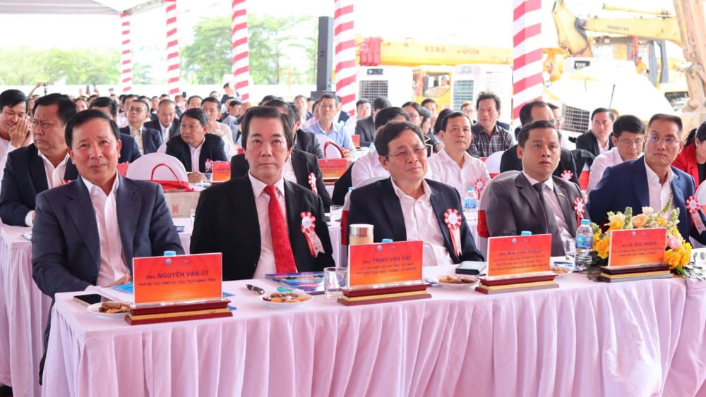 Spadtagsceremoni för stadsprojektet Binh An Duc Hoa (The Win City)