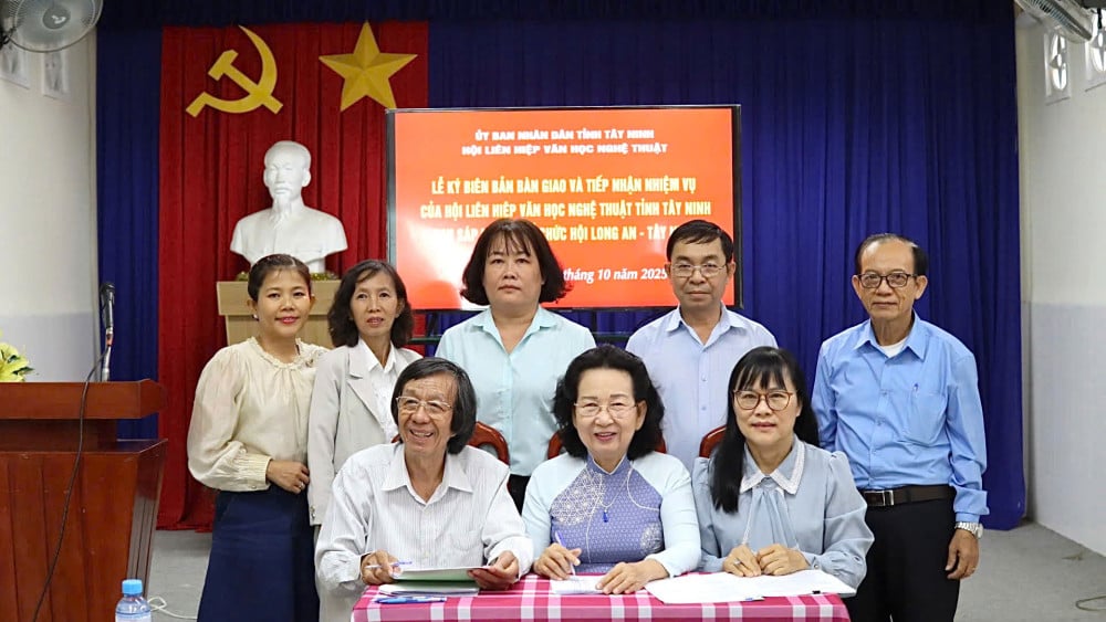 Predarea și primirea sarcinilor după fuziunea Asociației de Literatură și Arte din provinciile Long An și Tay Ninh