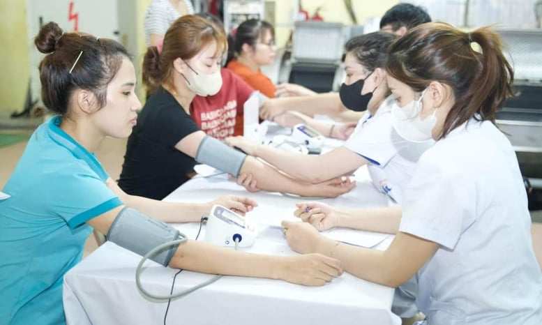 Arbetare får hälsovård och förebyggande åtgärder mot arbetssjukdomar från anställningstillfället - Foto 1. 
Người lao động được chăm sóc sức khỏe, phòng chống bệnh nghề nghiệp từ thời điểm được tuyển dụng- Ảnh 1.