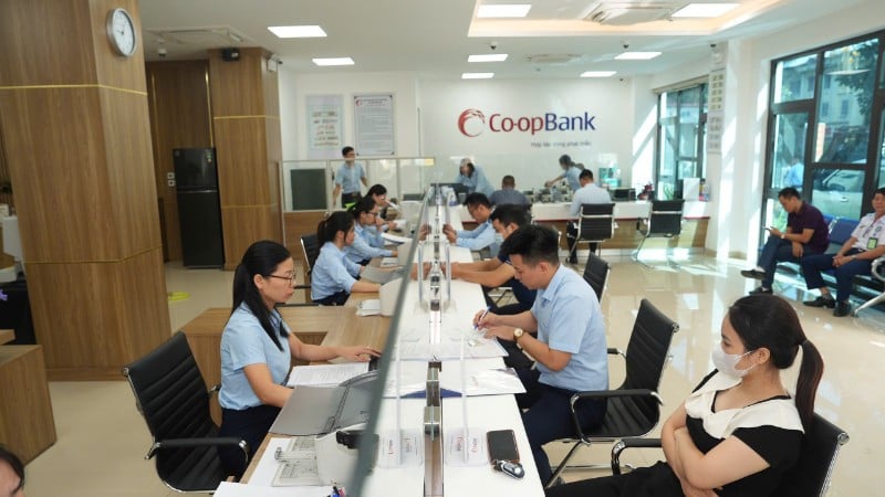 Kundetransaksjoner på Co-opBank Bac Ninh-filialen.