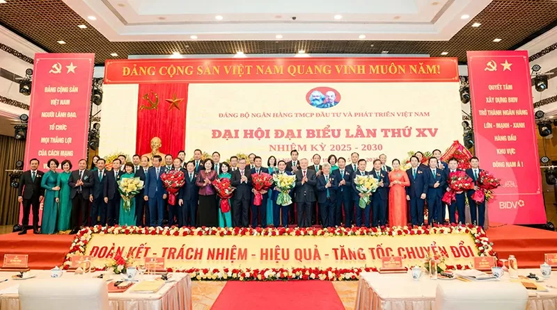 Vietnam Yatırım ve Kalkınma Ortak Ticaret Bankası Parti Komitesi 15. Kongresi Yürütme Kurulu'nun 2025-2030 dönemi için tanıtımı. Ra mắt Ban chấp hành Đại hội Đại biểu Đảng bộ Ngân hàng TMCP Đầu tư và Phát triển Việt Nam lần thứ XV nhiệm kỳ 2025-2030.
